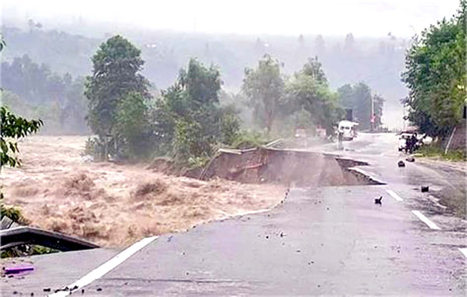 72 सड़कें बंद, मौसम विभाग ने 2 सितंबर तक मूसलाधार बारिश की आशंका जताई है